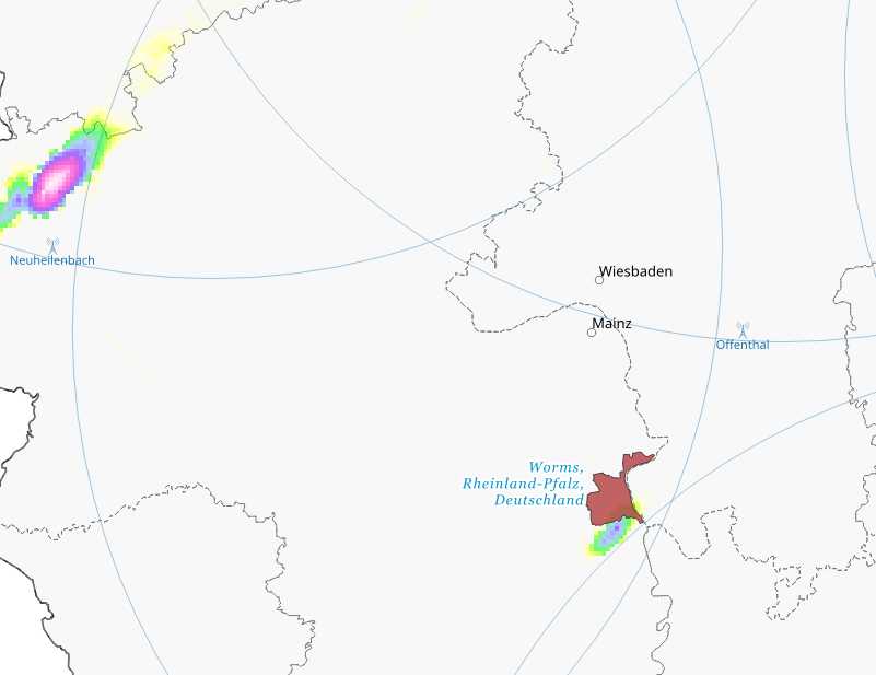 Regenwollke entsteht über dem Wormser Flugplatz